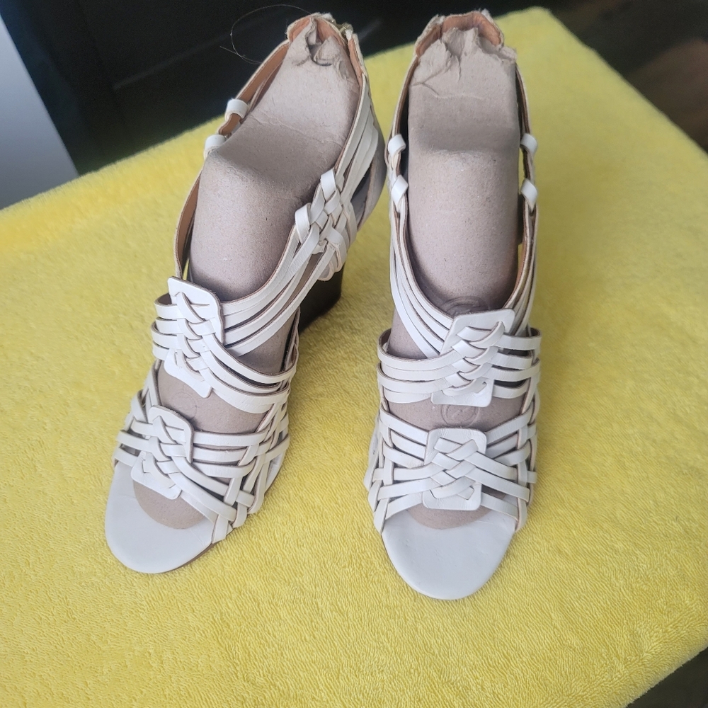 Tory Burch Wedges Shoe S 10 slightly off-white back zipper w/gold tone Logo - Picture 2 of 9